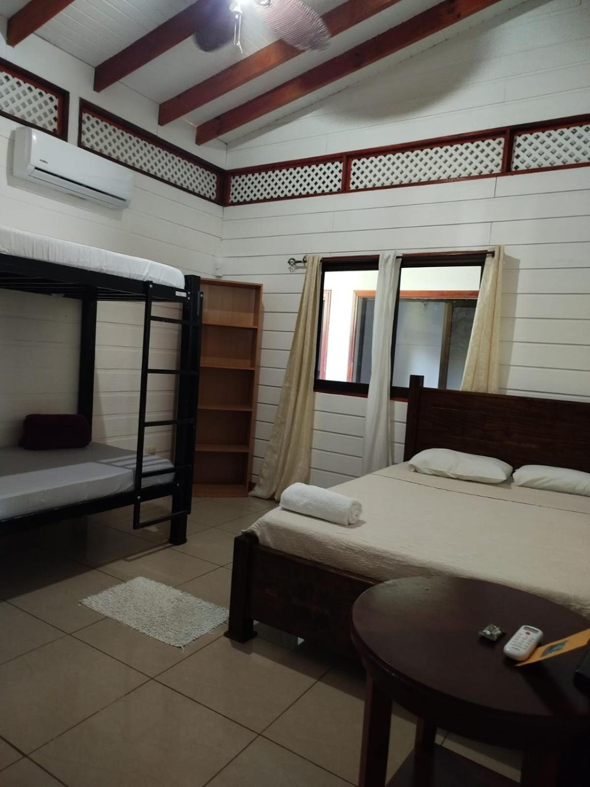 Hotel Liah'S 托尔图格罗 外观 照片